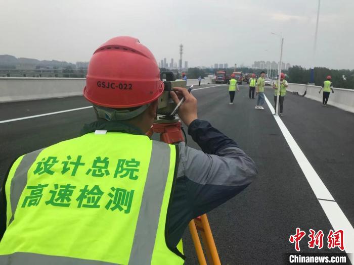 6月21日,安徽省高速公路试验检测科研中心有限公司工作人员正在对引江济淮东津渡大桥进行桥面测量。 刘鸿鹤 摄 6月21日,安徽省高速公路试验检测科研中心有限公司工作人员正在对引江济淮东津渡大桥进行桥面测量。 刘鸿鹤 摄