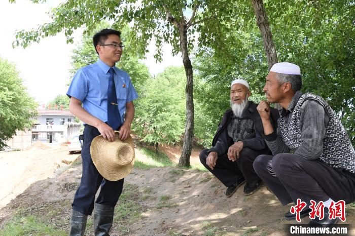 图为甘肃省临夏州东乡族自治县内的驻村检察官。(资料图) 崔琳 摄 图为甘肃省临夏州东乡族自治县内的驻村检察官。(资料图) 崔琳 摄
