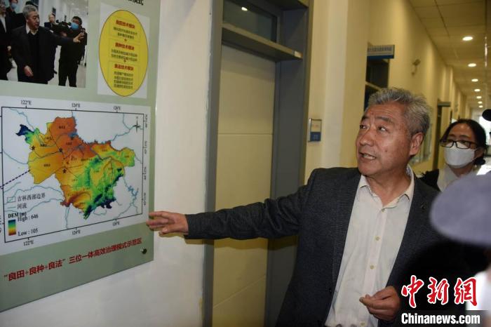 中科院东北地理所研究员、大安碱地生态实验站站长梁正伟介绍东北黑土盐碱地科技治理情况。 中新社记者 孙自法 摄 中科院东北地理所研究员、大安碱地生态实验站站长梁正伟介绍东北黑土盐碱地科技治理情况。 中新社记者 孙自法 摄