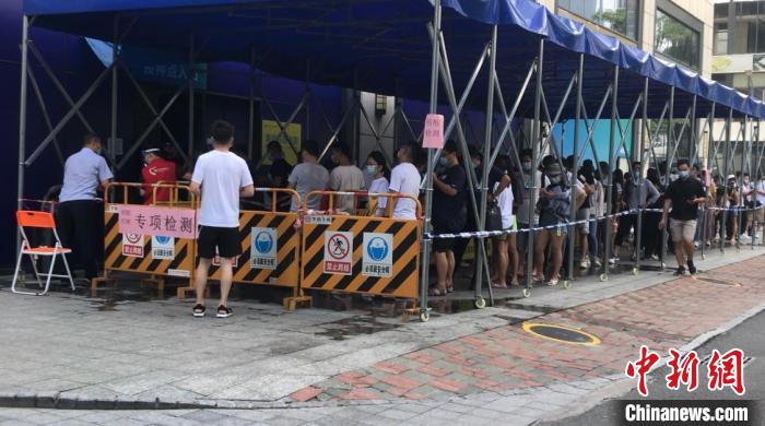 图为市民在南方科技大学医院“黄码”核酸检测点源政创业大厦门口排队进行核酸检测。 朱族英 摄 图为市民在南方科技大学医院“黄码”核酸检测点源政创业大厦门口排队进行核酸检测。 朱族英 摄