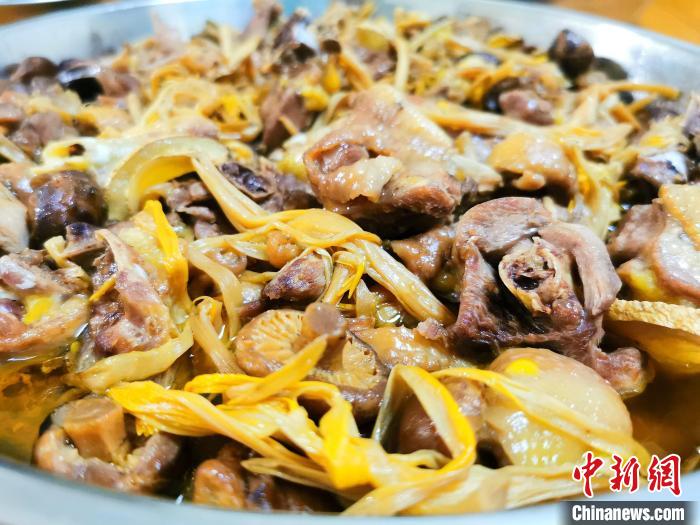 黄花菜冬菇蒸“半阉” 李晓春 摄 黄花菜冬菇蒸“半阉” 李晓春 摄