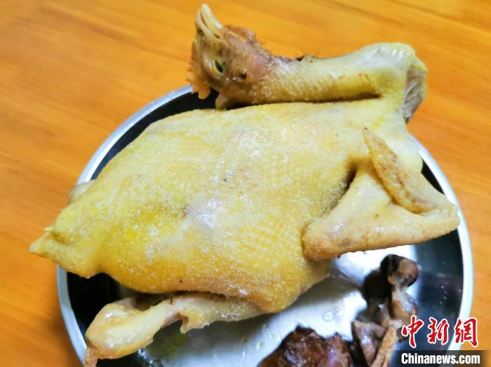 给刚浸熟的阉鸡表皮抹盐是台山人吃鸡的常见手法 李晓春 摄 给刚浸熟的阉鸡表皮抹盐是台山人吃鸡的常见手法 李晓春 摄