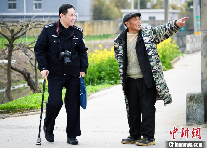 孙益海拄着拐杖行走在乡间。 盐都警方供图 孙益海拄着拐杖行走在乡间。 盐都警方供图