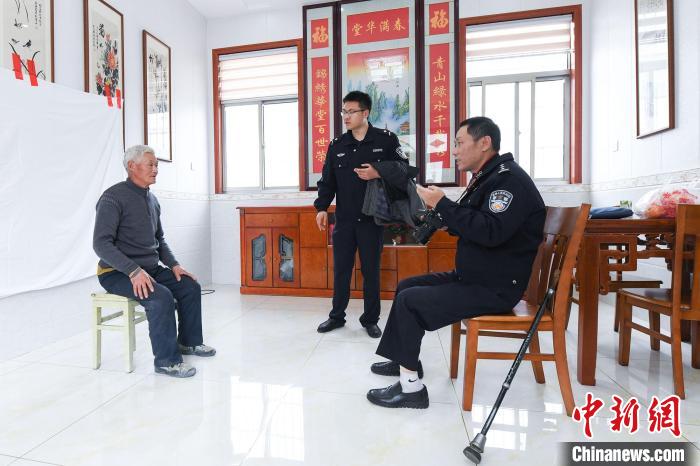 孙益海为村民拍摄身份证照片。(资料图) 盐都警方供图 孙益海为村民拍摄身份证照片。(资料图) 盐都警方供图