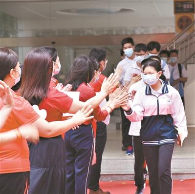 佛山中考拉开序幕 6.9万考生轻松赴考场