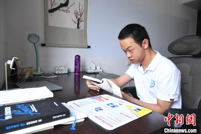 6月27日,汪艾韬在不到十平米的卧室内学习,这间卧室也陪伴他高中三年时光。 韩苏原 摄 6月27日,汪艾韬在不到十平米的卧室内学习,这间卧室也陪伴他高中三年时光。 韩苏原 摄
