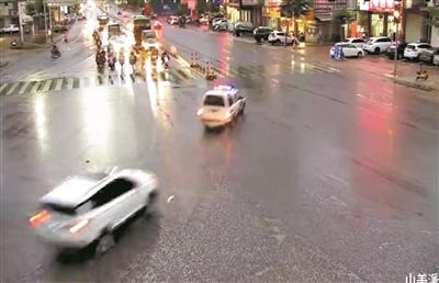 11公里9分钟！交警“飞车”送临盆孕妇到医院