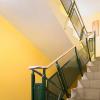 黄色楼梯通过BETA连接三代住宅的生活空间