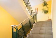 黄色楼梯通过BETA连接三代住宅的生活空间