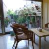 嵌入式窗户在都柏林房屋扩建部分的休息室和花园之间创造了长凳
