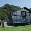 镀锌钢板覆盖不规则堆叠的日本联排别墅