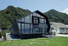 镀锌钢板覆盖不规则堆叠的日本联排别墅