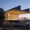 日本工作室藤原室郎建筑师将一组屋顶窗设置在德岛这座房子的倾斜屋顶上 