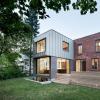 Naturehumaine用新的砖砌和白色的屋顶扩展来升级蒙特利尔的住宅