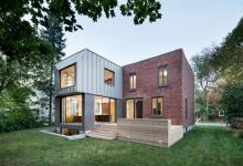 Naturehumaine用新的砖砌和白色的屋顶扩展来升级蒙特利尔的住宅