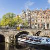 汤米·希尔菲格的船形总部俯瞰阿姆斯特丹的IJ河
