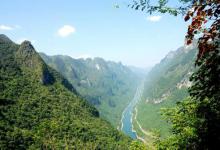 张家界大峡谷玻璃桥横跨中国张家界国家森林公园的深峡谷