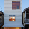 在大阪府完成了一座房屋该房屋的金属表面似乎从结构上脱落
