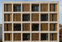 TDC Office在波浪形的木制百叶窗覆盖了网格公寓楼