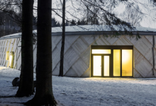 腾宝在瑞典自然保护区完成了松果风格的步道中心