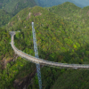 125米长的人行道由规划顾问PeterWyss设计是世界上最长的弧形斜拉桥之一