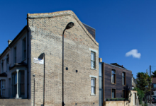克里斯戴森建筑师在伦敦的一栋排屋中增加了两块黑木建筑