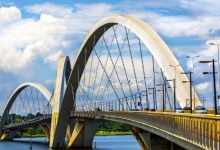拱门纵横交错儒塞利诺库比契克大桥的桥面巴西利亚