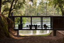 AlarciaferrerArquitectos设计的玻璃凉亭在阿根廷的湖边沟壑上架桥