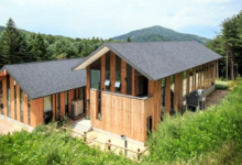 NamuArchitects在韩国的CeongTae山完成了类似棚屋的游客中心