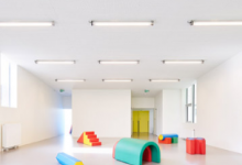 GraalArchitecture在法国的一家幼儿园中增加了三层波纹金属小屋