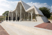 罗恩申金的锯齿状混凝土檐篷在以色列的一座公墓掩盖了送葬者