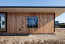 荒木经惟在日本最大的平原上用屋檐伸出来建造简单的房子