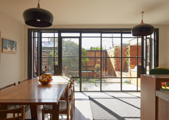  PhooeyArchitects为墨尔本房屋扩建回收的砖门和屋顶瓦片 