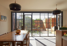 PhooeyArchitects为墨尔本房屋扩建回收的砖门和屋顶瓦片