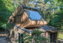 BlootArchitecture在1950年代的避暑别墅中增加了落叶松覆盖的屋顶扩展