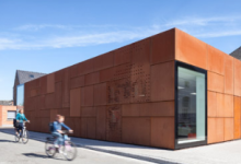 法里斯工作室在布鲁日的图书馆中增加了生锈的钢铁扩展
