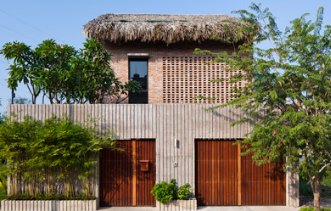  MMArchitects设计的越南房屋设有棕榈叶屋顶和露天生活空间 