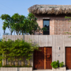 MMArchitects设计的越南房屋设有棕榈叶屋顶和露天生活空间