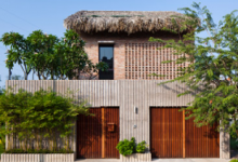 MMArchitects设计的越南房屋设有棕榈叶屋顶和露天生活空间