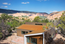ImbueDesign在犹他州沙漠中完成了一个生锈的钢结构住宅