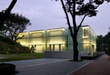 这个由DLimArchitects设计的首尔纪念中心由12个规则的格子组成