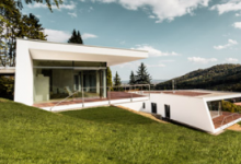 LoveArchitecture完成了两半可以俯瞰奥地利山谷的房屋