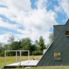 LeoQvarsebo在瑞典乡村设计了自己的三角形避暑别墅