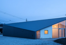Alphaville的房屋和艺术工作室设有菱形平面图和尖顶