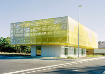  黄色网箱位于法国AteliersOS卡车驾驶学校大楼的顶部 