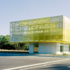 黄色网箱位于法国AteliersOS卡车驾驶学校大楼的顶部