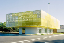 黄色网箱位于法国AteliersOS卡车驾驶学校大楼的顶部