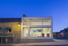 Studio02Architectes设计的法国乡村图书馆展示了木头和玻璃的网格状立面