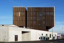 BadiaBergerArchitectes设计的Mantois技术中心设有可移动的木质百叶窗