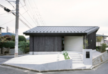 MDS在东京的一个斜交界处设计了变黑的木屋